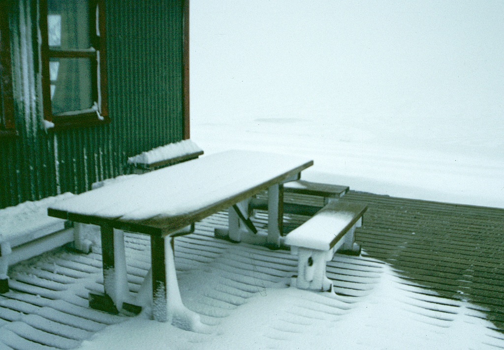 Hrafntinnuster hut outside